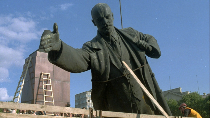 Illustration for article titled These photographs capture the terror, joy and weirdness of the USSR's final days